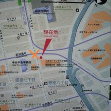 昭和通りを跨ぐときめき歩道橋の階段下に置かれています。