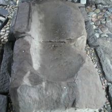 手水鉢を上部から見た写真です。手水鉢の上部の様子がわかります