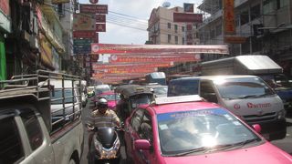 旧正月シーズンのヤオワラート通り