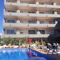 プールは賑やか