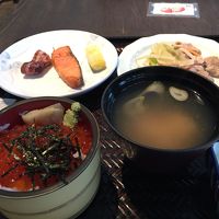 朝食のイクラ丼。もう少し、盛りつけたいですね！