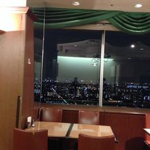 写真だと光ってしまっていますが、夜景が素晴らしい