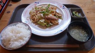 サービスでアイスコーヒーと紅芋天ぷら