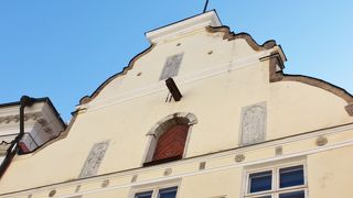 カラフルな扉と外壁のレリーフが美しい