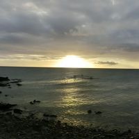 ホテルの前の海を走るカヌー