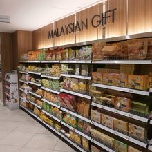 お土産コーナーがあります。とても助かりました。