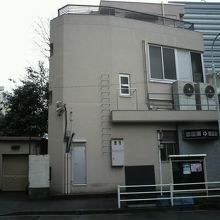 銀座湯の建物の全景です。左側に消防団施設があります。