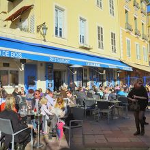 店はサレヤ広場の奥のほう