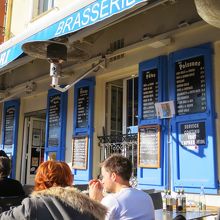 鎧戸の所にメニューと値段が書かれている