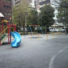 京橋公園の遊具です。広い広場には、多数の遊具があります。