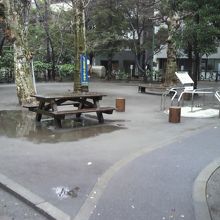 広い京橋公園の中にある机と椅子です。家族連れの憩いの場です。