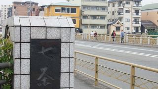 景色は住宅街ですが橋自体は立派です。