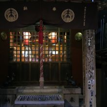 宝珠稲荷神社の本社の様子です。奥に電灯が点いています。