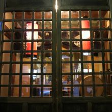 宝珠稲荷神社の本社の奥の様子です。電灯が点いていて明るいです