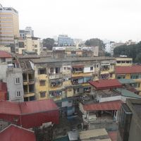 部屋の窓からの眺め。ごちゃごちゃ感がステキ