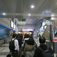 ＣＡＬＴでの出国審査、並んでいますが５分程度でした。