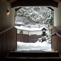 山沿いに立っているので、エントランスまでのアプローチがおもし