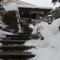 階段上ると入口が