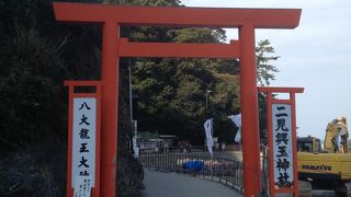 伊勢湾に面した夫婦岩がある神社