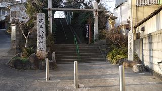 階段途中に区内最古の鳥居が建っています。