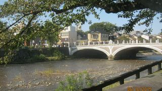 金沢城下と城下外を分ける浅野川にかかっている橋です。