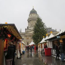 フランスドーム前にはクリスマス市が立つ