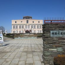 水道記念の入り口