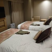 2人なら十分な広さ。ベッドボードにコンセントあり