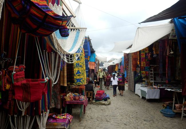 木曜と日曜は露店が並ぶ