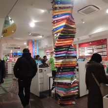 積み上げたチョコはクレヨンの色見本みたい