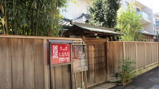 住宅街にひっそり建っています