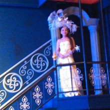 階段から降りてきます