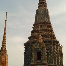 色の美しい仏塔
