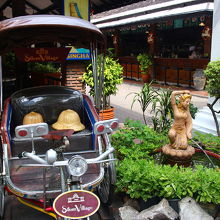 シーロムビレッジ、ショップやレストランなど