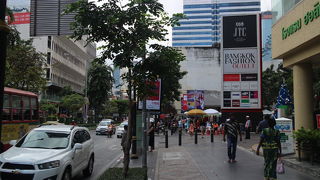 BTSが走っていないので景観がよく車も多くはないので街歩きがゆっくりできる通り