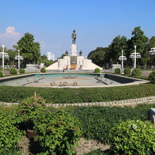 サラディーン側の入り口にはラマ6世像