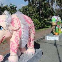 入り口から入った通路にあるゾウさん、人の高さほどある