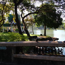 大きな池を回ると反対側の出口がある