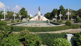 BTSサラディーンやMRTシーロムそばの大きくきれいな公園