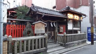 路地裏にひっそりと佇む土佐稲荷