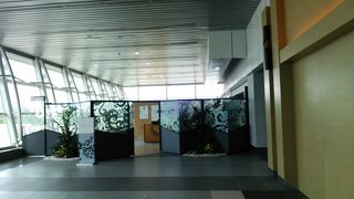 国内線ターミナルの端に位置