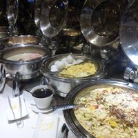 ローカルの物　パン　サラダなど　あります