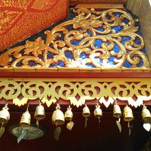 風鈴の下に名前と願いを書いてお願いする