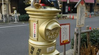 金色の郵便ポスト