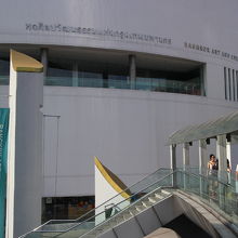 BTSの駅を出るとすぐに建物入り口がある