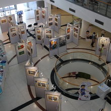 1F部分には地元らしき画家の絵の展示