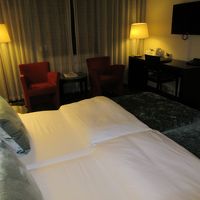 結構薄暗い客室