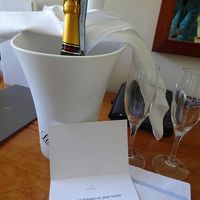 新婚旅行ということで、シャンパンとメッセージのサプライズが！