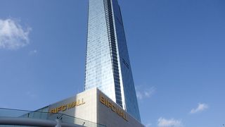 新しいランドマーク的な63階建のビル