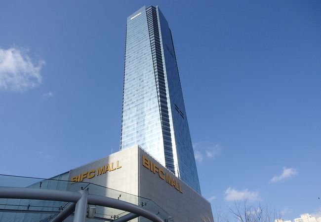 新しいランドマーク的な63階建のビル